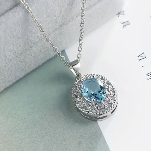 Exquisite Blue Topaz Pendant with Necklace - Picture 2 of 5